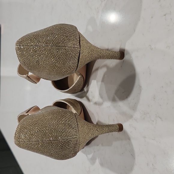 Size 9 Gold Shimmer Formal Heels - Picture 3 of 4